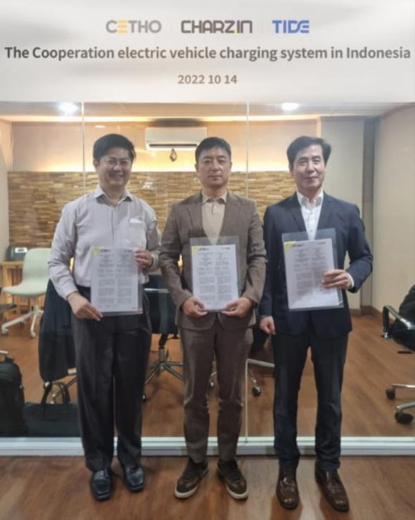 Charzin　CEO　Choi　Young-seok　(middle)　signs　a　joint　venture　deal　with　Indonesia’s　Cetho　and　South　Korea’s　Tide　on　Oct.　14,　2022,　in　Jakarta