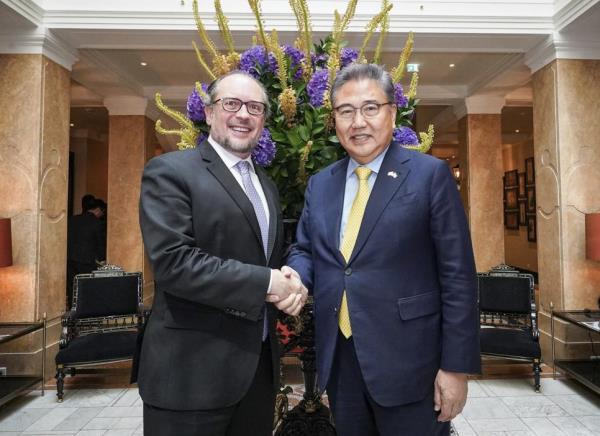 韩国、奥地利外长就贸易、供应链合作举行会谈