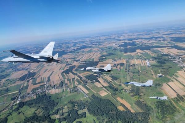 KAI's FA-50 (first from left) flies over Warsaw, Poland with MiG-29 (Courtesy of KAI)