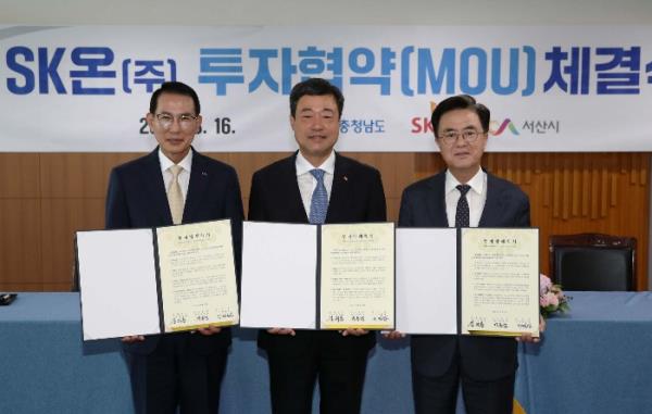 SK　On　Chief　Executive　Jee　Dong-seob　(center)