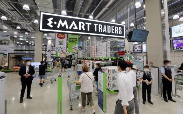 E-Mart　Traders,　an　off-shoot　of　the　hypermarket　chain　E-Mart,　is　a　warehouse-style　supermarket　similar　to　Costco